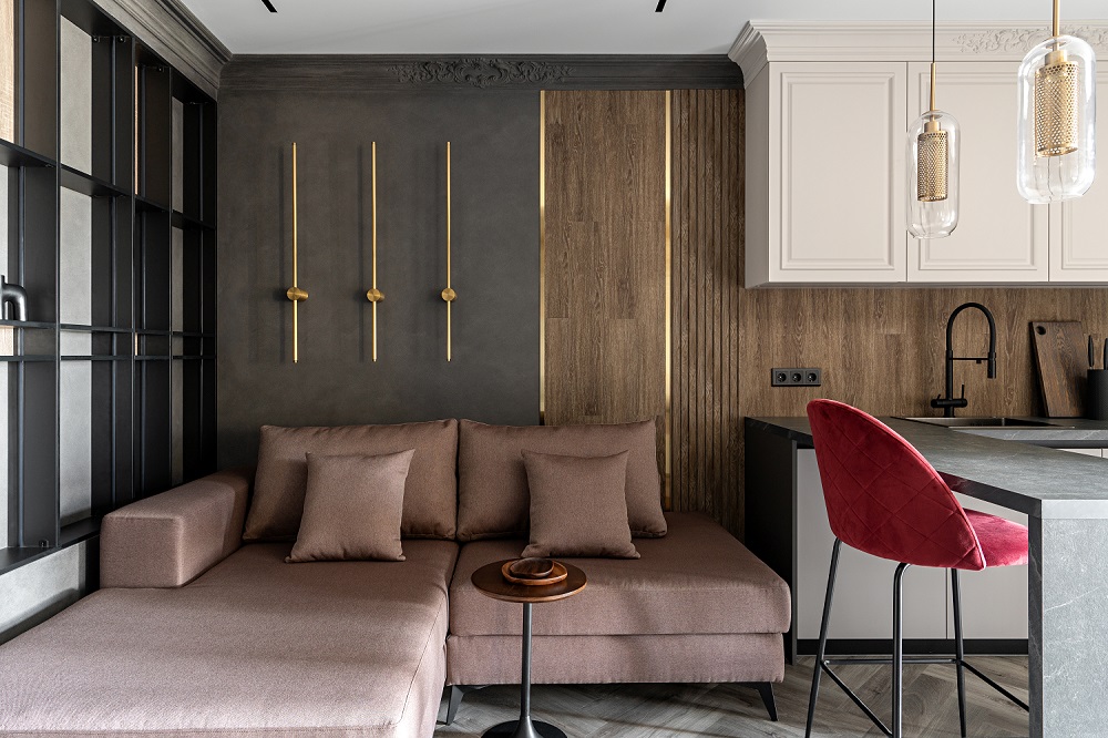 Серый цвет в интерьере кухни-гостиной с золотыми акцентами и красной мебелью